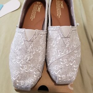 BRAND NEW TOMS